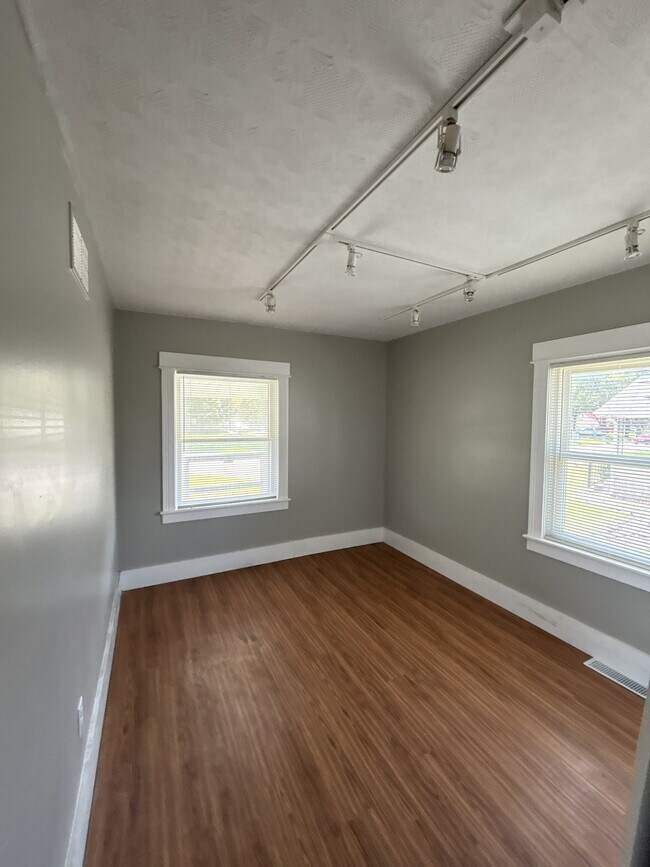 Building Photo - 2106 W Wallen Rd