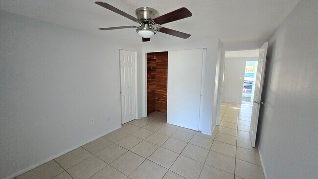Building Photo - Nice 1 bed/ 1 bath near Downtown Sarasota Available Now!