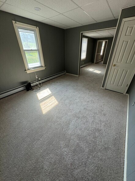 family room with closet - 803 E Street Rd