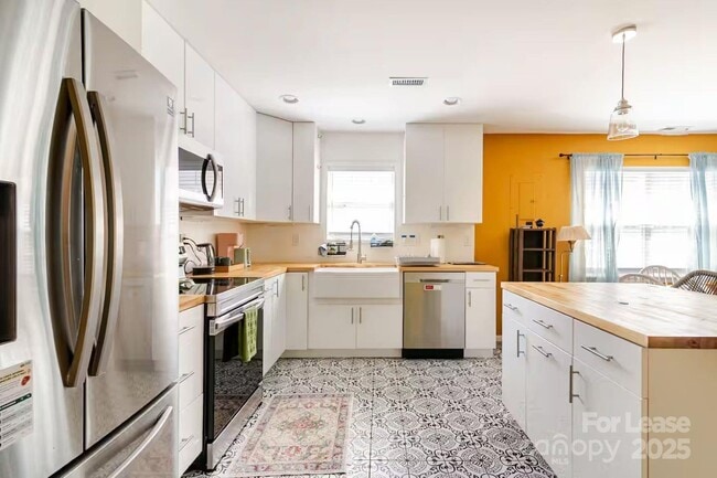 Building Photo - 817 E 17th St