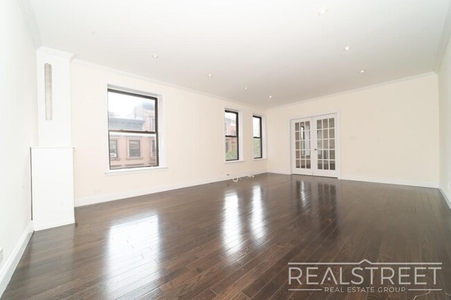 Building Photo - Huge Renovated 3 Bed 2 Bath Classic 6 in B...
