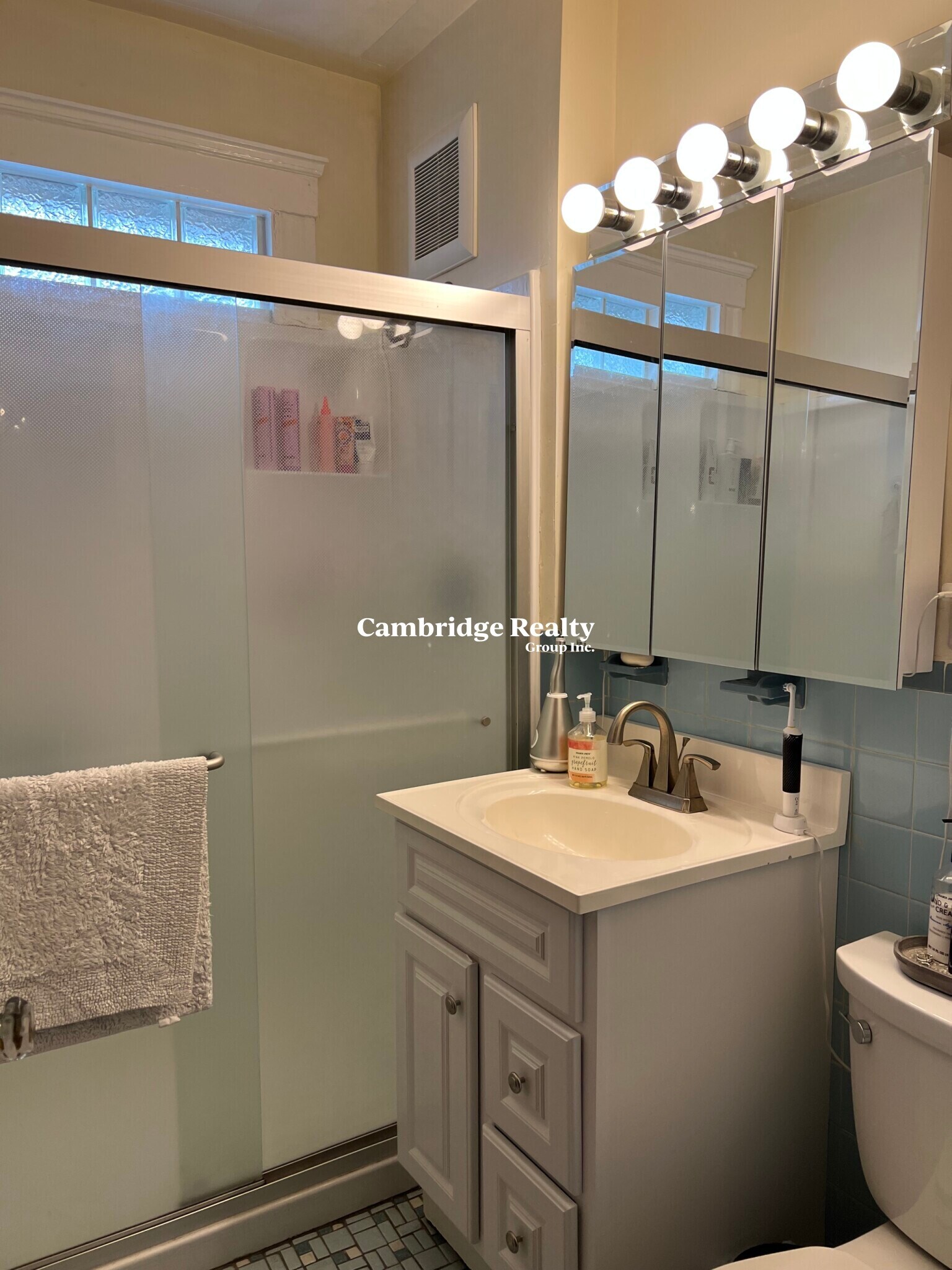 Building Photo - 66 Craigie St