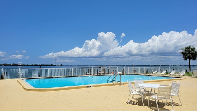 Building Photo - Annual UNfurnished top floor Bay front 2/2 condo with full views of Sarasota Bay