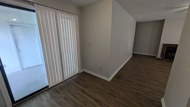 Building Photo - Spacious 2BD/2BA Duplex