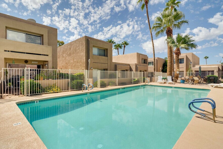 Building Photo - 445 S Desert Palm