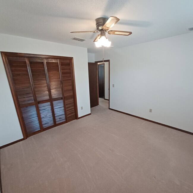 Building Photo - 2295 Foxwood Dr
