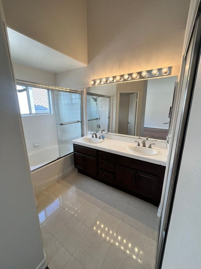 Building Photo - Spacious 3-Bedroom, 2.5-Bathroom Home