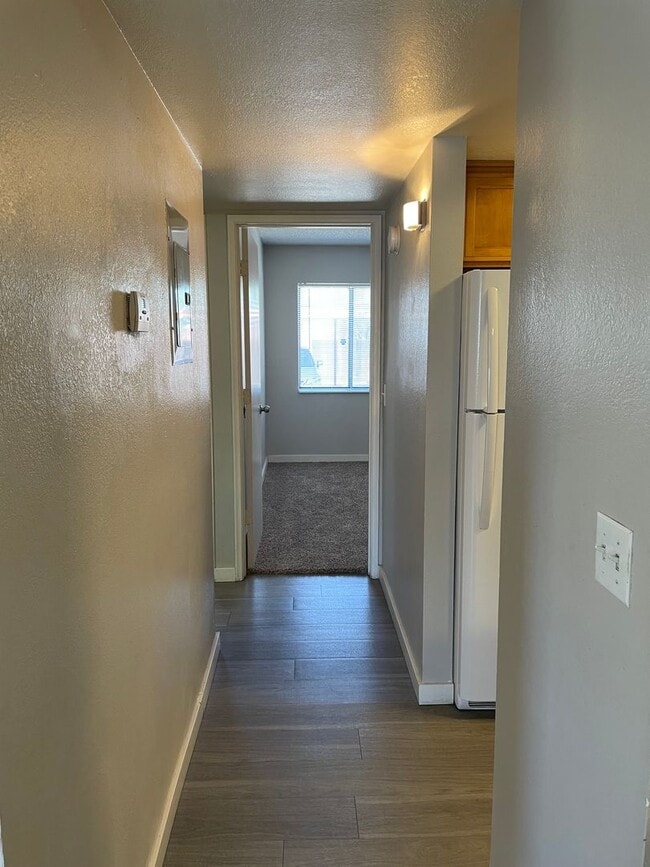 Building Photo - Lovely 2 Bedroom 1  Bath with Fireplace!