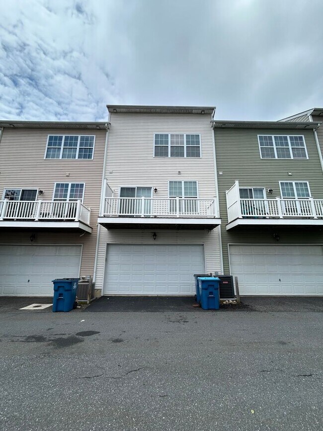 Building Photo - 1379 Parish Ave