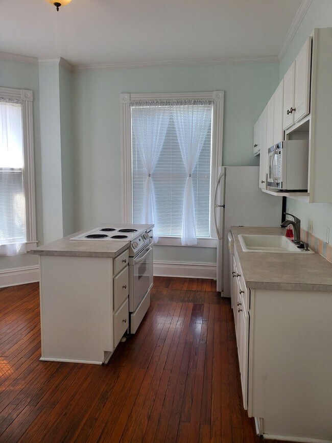 Building Photo - 2-bedroom, 2 bath Victorian style Upstairs unit with two balconies!