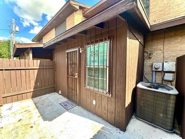 Building Photo - 1300 Hillside Rd