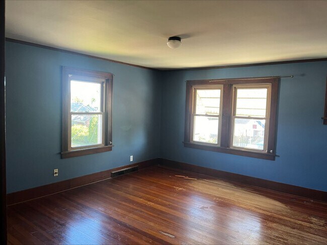 Building Photo - Old-World Charm in the Heart of Moline