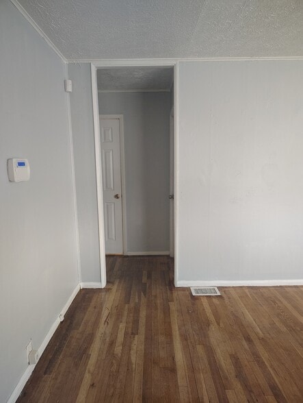 Building Photo - 1936 Shaftesbury Rd