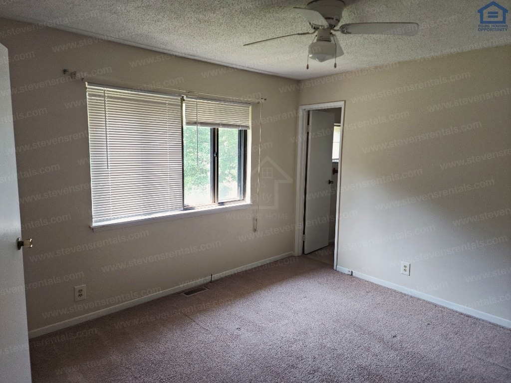 Building Photo - 163 Lakeshire Dr