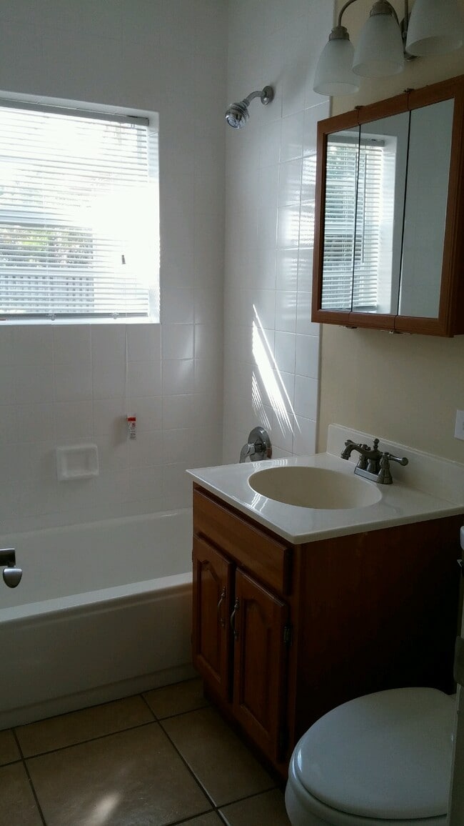 Building Photo - 1433 NE 17th Terrace