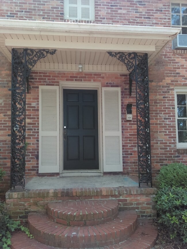 Building Photo - Spacious Two Story Home