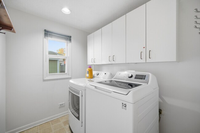 Building Photo - 212 N Knollwood Dr