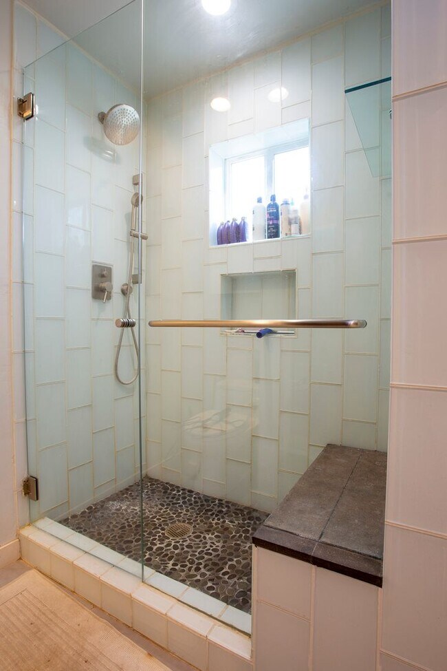 Building Photo - 5 Bedroom, 3 Bath house located in El Jebe...
