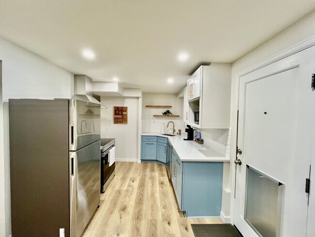 Building Photo - Spacious 5 Bed 3 Bath Home with In-Law Suite and huge yard in Olympic Hills