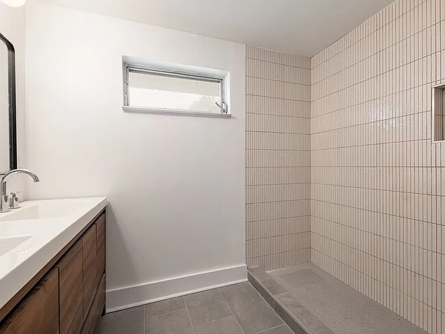 Building Photo - 300 Parish Dr