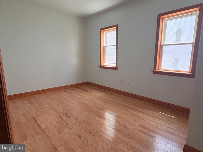 Building Photo - 1318 W Girard Ave