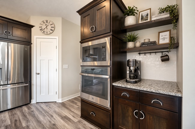 Building Photo - Spacious 4-Bedroom Gem with Modern Comforts and Finished Basement in Vadnais Heights!