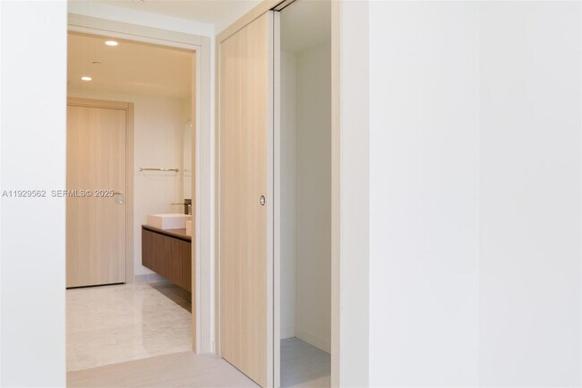 Building Photo - 1000 Brickell Plaza