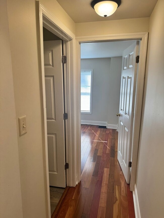 Building Photo - 3 bedroom, 1 bath, 2 story half double house