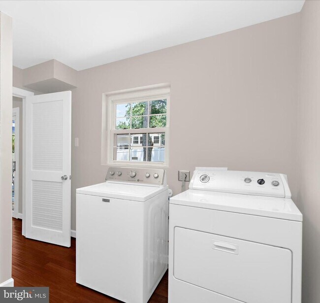 Building Photo - 7896 Pavilion Dr