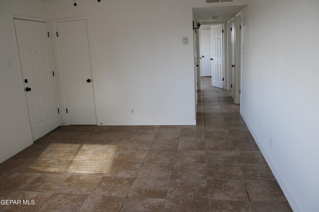 Building Photo - 5656 Sun Valley Dr
