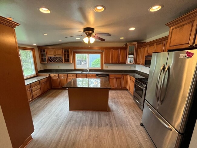 Building Photo - **RIVERFRONT 4-BEDROOM/2-BATH WITH 4-CAR GARAGE, FULL BASEMENT!!**