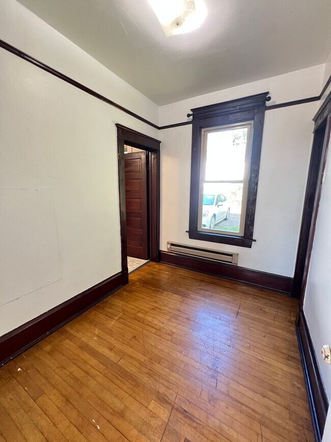 Building Photo - 2+ Bedroom Apartment - AVAILABLE AUGUST 1st!