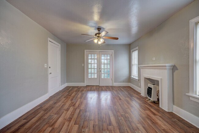 Building Photo - Exquisite 1 Bedroom Brownstone Apartment Steps Away from The Plaza District!