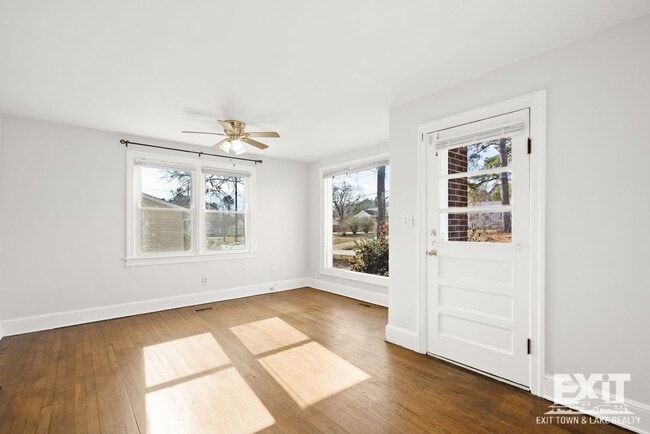 Building Photo - 3 Bedroom/1 Bathroom Brick Ranch For Rent