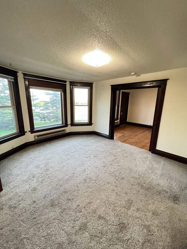 Building Photo - 1st Floor 1+ Bedroom Apartment! AVAILABLE MAY!