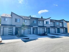 Building Photo - 7618 NE 71st Pl