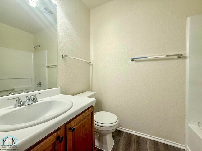 Building Photo - Beautifully Updated 2-Story 3-Bedroom, 2.5-Bathroom Gem Nestled in the Heart of San Antonio!