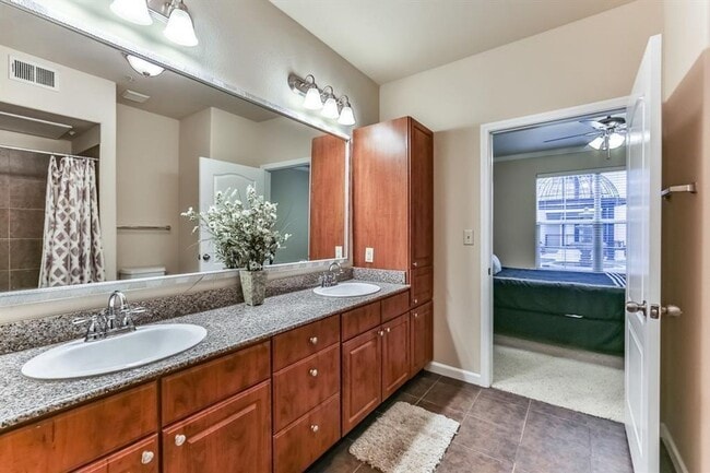 Building Photo - Beautiful 1st Floor Corner Condo – Modern ...