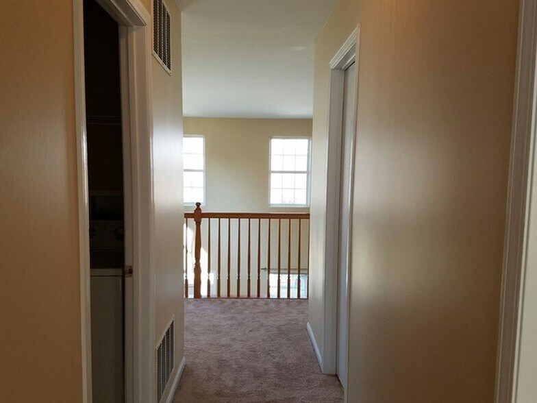 Building Photo - 2541 Hillsboro Blvd