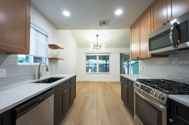 Building Photo - 1011 Bodgers Dr