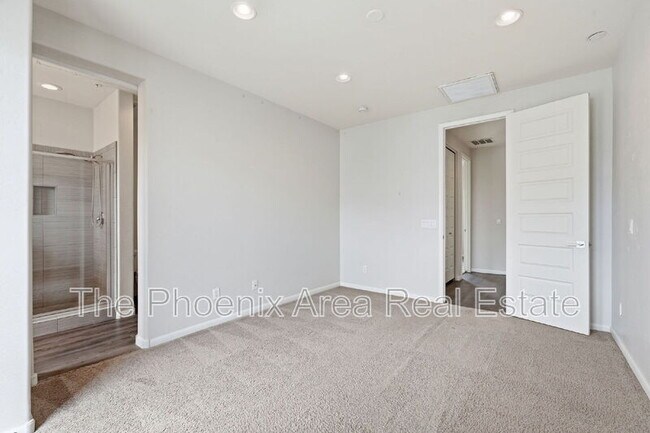 Building Photo - 2090 S Dorsey Ln