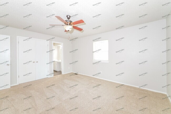 Building Photo - 950 Twisted Oak Dr