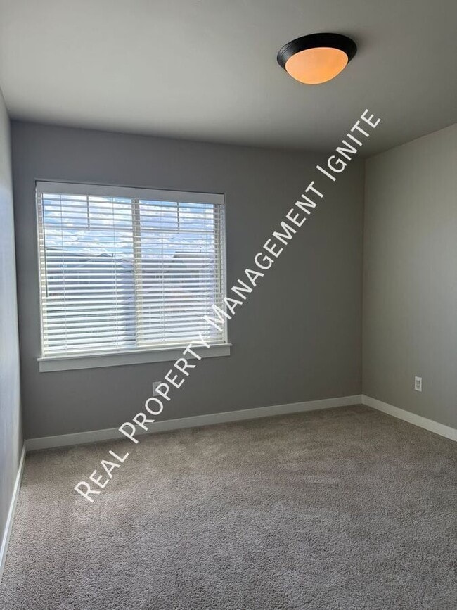 Building Photo - 3751 SW Coyote Ln