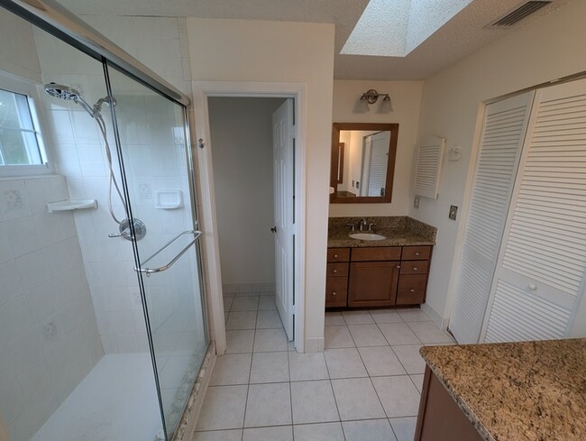 Building Photo - 108 N Lake Cir