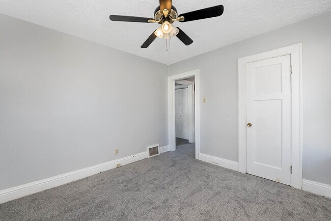 Building Photo - 1127 Cecelia Ave