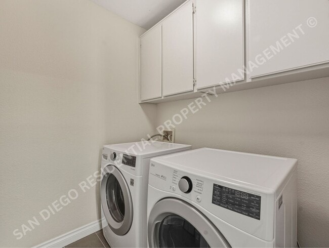 Building Photo - Beautifully Remodeled and Bright in the Perfect Carmel Mountain Ranch Location