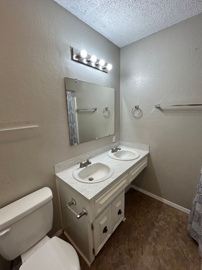 Building Photo - 3 bed and 2 bath Now Available in Tech Terrace