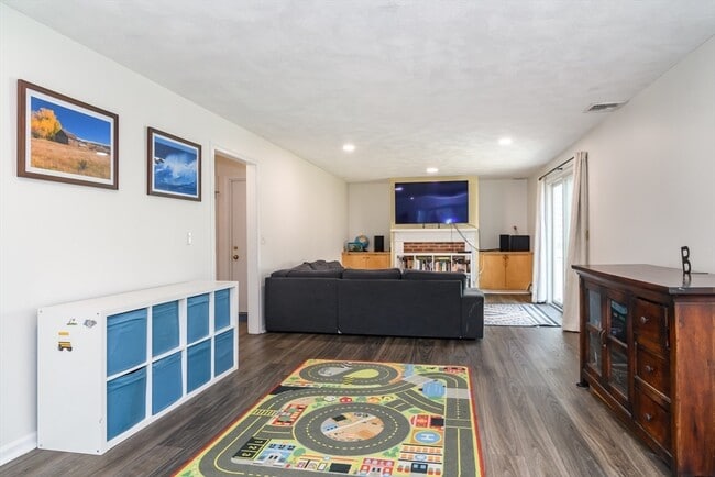 Building Photo - 24 Homeward Ln