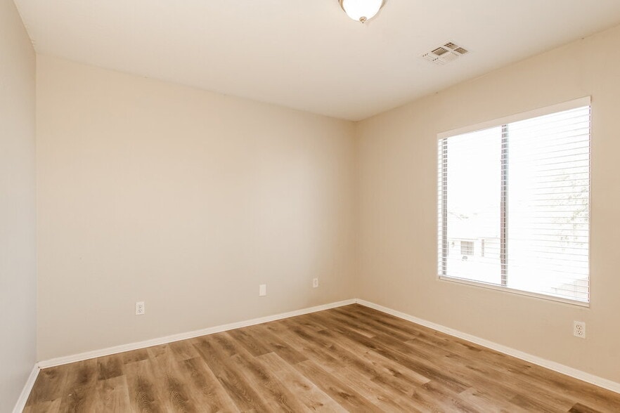 Building Photo - 9522 W Minnezona Ave