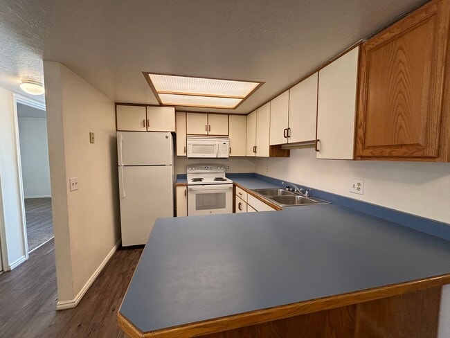 Building Photo - SPACIOUS 3 BEDROOM TOWNHOME FOR RENT IN DO...